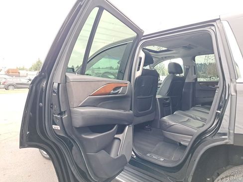 Used 2018 Cadillac Escalade Luxury image 12