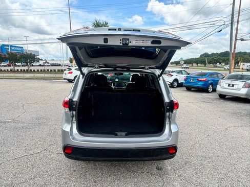 Used 2019 Toyota Highlander XLE FWD image 16