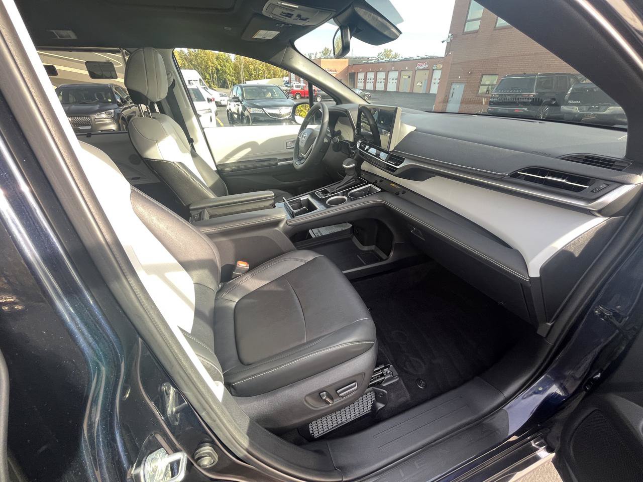 Used 2025 Toyota Sienna XSE AWD/4WD image 18