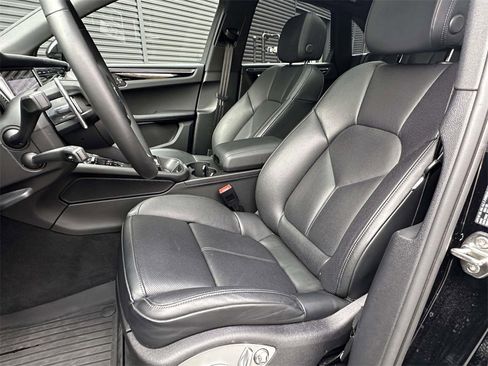 Used 2025 Porsche Macan image 5