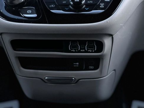 Used 2022 Chrysler Pacifica Touring-L image 29