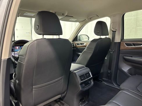 Used 2025 Volkswagen Atlas SE image 48