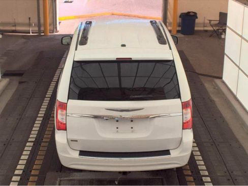 Used 2016 Chrysler Town & Country Touring w/ Driver Convenience Group image 6