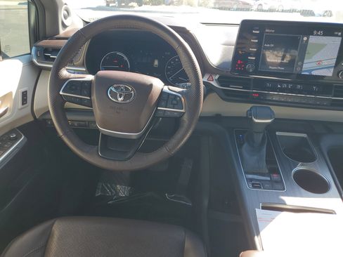 Used 2022 Toyota Sienna Platinum image 16