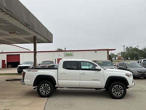 Used 2022 Toyota Tacoma TRD Off-Road AWD/4WD image 4
