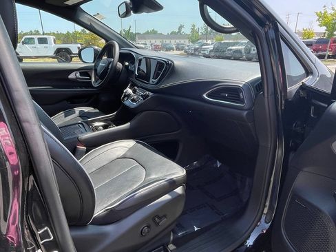Used 2022 Chrysler Pacifica Limited w/ Uconnect Theater Family Group FWD image 39