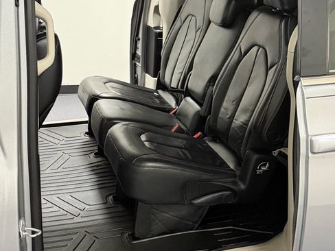 Used 2017 Chrysler Pacifica Touring-L FWD image 9
