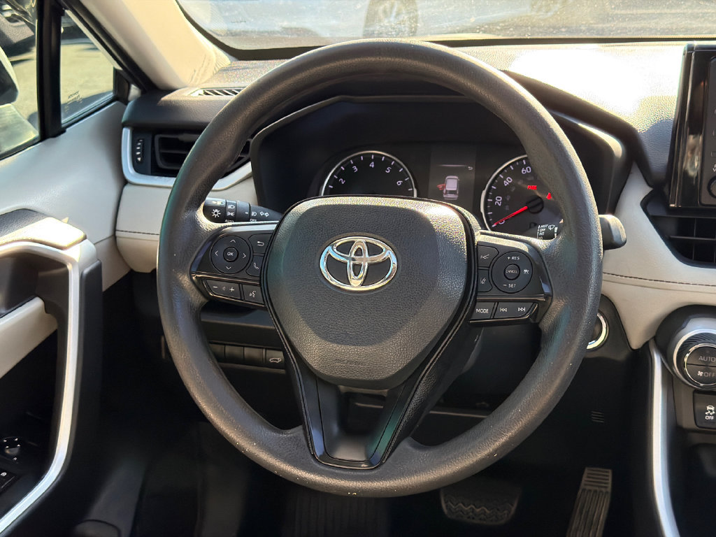 Used 2021 Toyota RAV4 XLE w/ Convenience Package FWD image 28