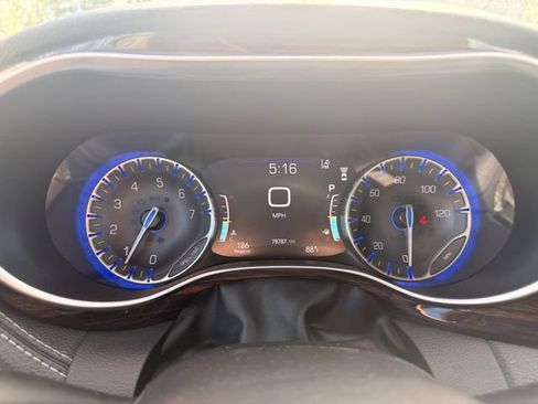 Used 2023 Chrysler Pacifica Limited FWD image 3