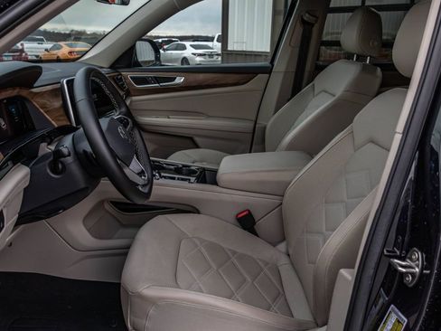 Used 2024 Volkswagen Atlas SE w/ Panoramic Sunroof Package image 7