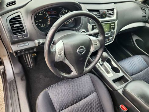 Used 2016 Nissan Altima 2.5 SV FWD image 2