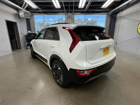 Used 2023 Kia Niro Wind w/ Wind Preserve Package FWD image 3