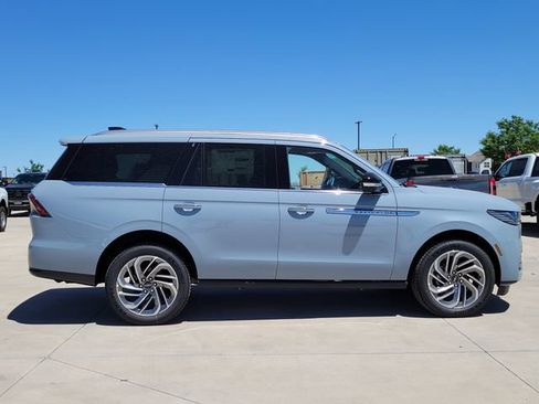 New 2026 Lincoln Navigator Reserve AWD/4WD image 2