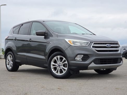 Used 2017 Ford Escape SE w/ SE Cold Weather Package FWD image 2