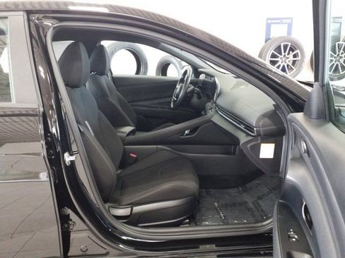 Used 2025 Hyundai Elantra Hybrid FWD image 16