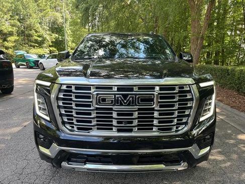 Used 2025 GMC Yukon Denali w/ Denali Reserve Package AWD/4WD image 3
