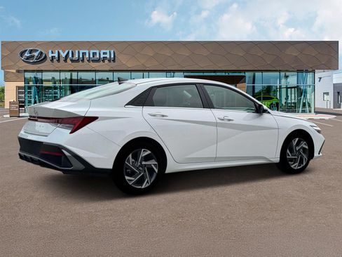 Certified 2025 Hyundai Elantra SEL image 8
