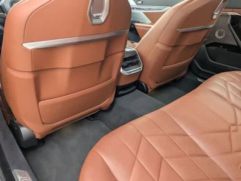 Used 2023 BMW 740i image 18