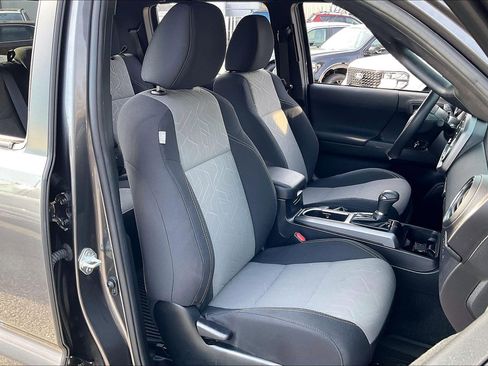 Used 2022 Toyota Tacoma TRD Sport w/ Technology Package image 7