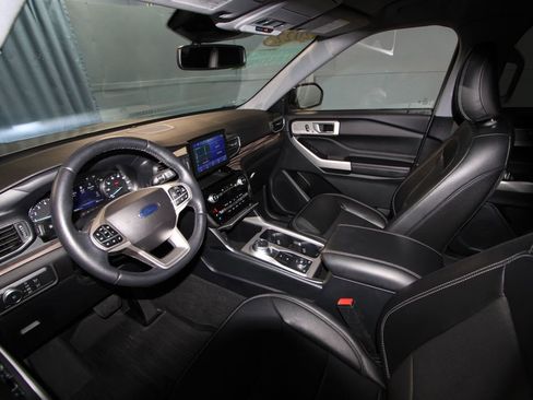 Used 2022 Ford Explorer Limited w/ Equipment Group 301A image 2