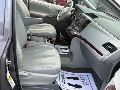 Used 2011 Toyota Sienna XLE w/ Premium Pkg AWD/4WD image 13