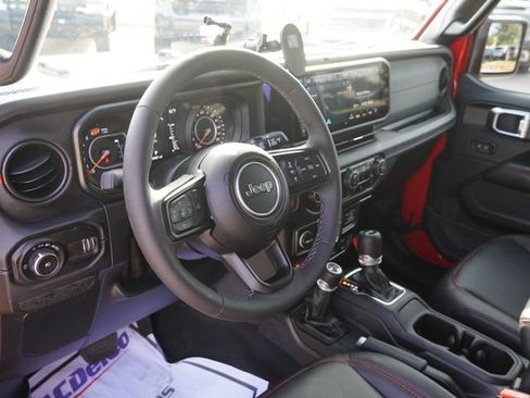 Certified 2025 Jeep Wrangler Unlimited Rubicon AWD/4WD image 17