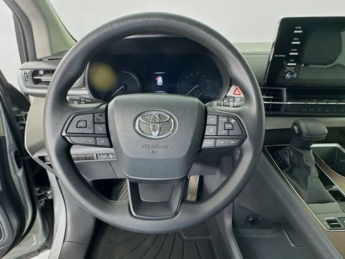 Used 2024 Toyota Sienna LE AWD/4WD image 11