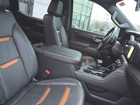 Used 2025 GMC Sierra 1500 AT4 w/ AT4 Premium Package AWD/4WD image 9