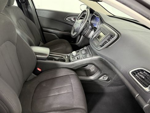 Used 2015 Chrysler 200 Limited w/ Convenience Group image 9