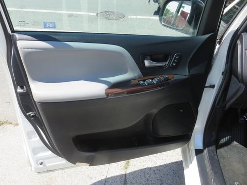 Used 2016 Toyota Sienna Limited Premium FWD image 27
