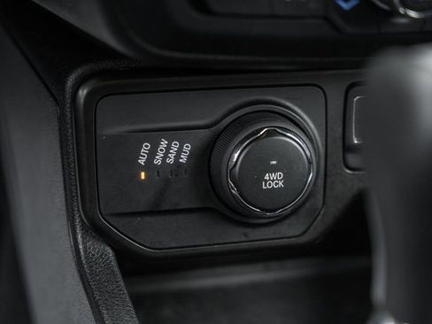 Used 2019 Jeep Renegade Latitude w/ Cold Weather Group image 25