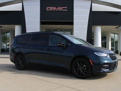 Used 2025 Chrysler Pacifica Limited FWD image 29