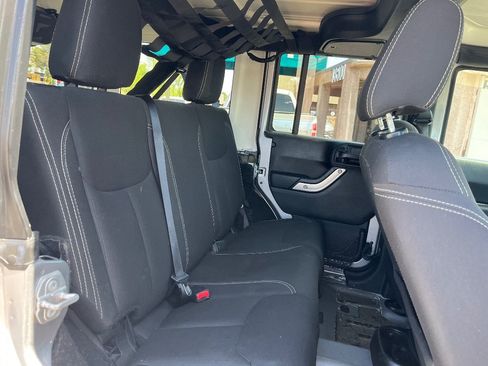 Used 2018 Jeep Wrangler Unlimited Sahara w/ Connectivity Group AWD/4WD image 30