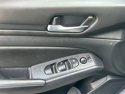 Used 2025 Nissan Altima 2.5 SV FWD image 14