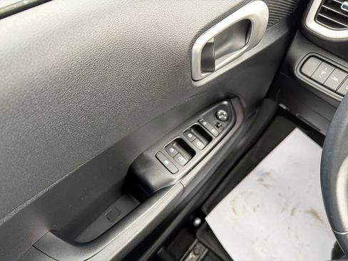 Certified 2022 Hyundai Venue SEL image 17