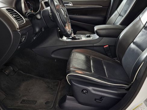 Used 2017 Jeep Grand Cherokee Overland w/ Jeep Active Safety Group image 24