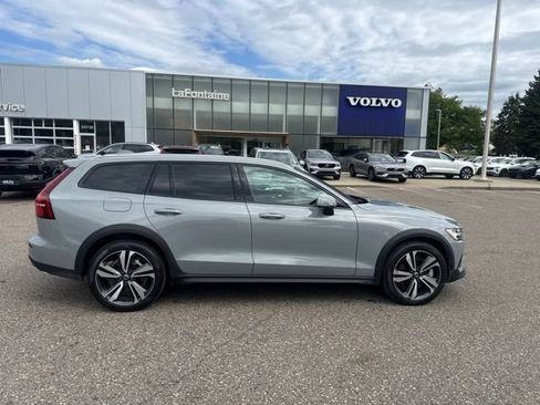Used 2025 Volvo V60 B5 Cross Country Plus AWD/4WD image 4