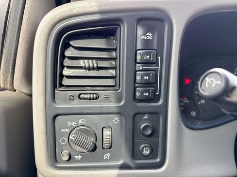 Used 2005 Chevrolet Silverado 2500 LT w/ Heavy-Duty Power Package image 17