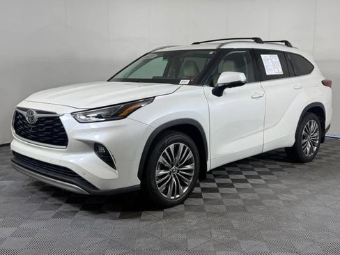 Used 2021 Toyota Highlander Platinum AWD/4WD image 2