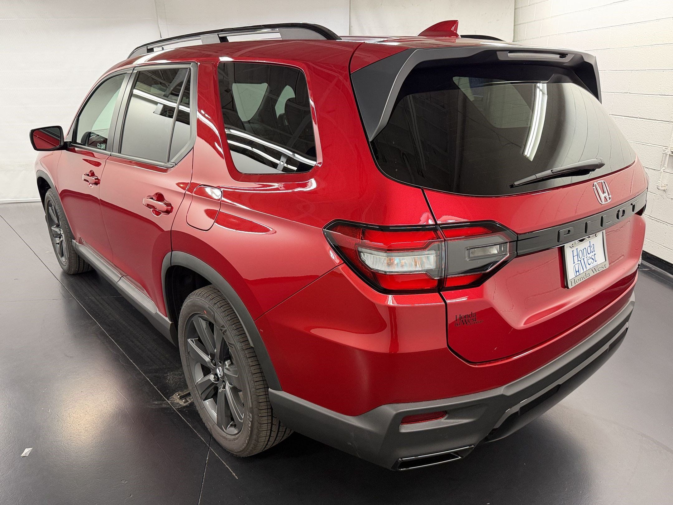 New 2026 Honda Pilot Sport image 3
