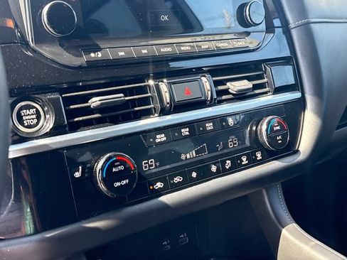 Used 2024 Nissan Pathfinder SL AWD/4WD image 19