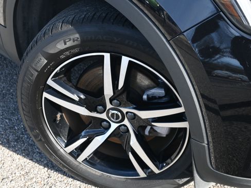 Used 2025 Volvo XC40 B5 Core image 25