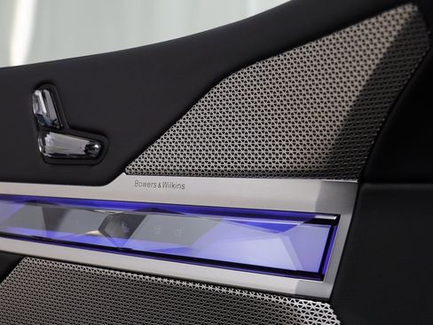 Certified 2025 BMW 740i xDrive w/ Premium Package image 7