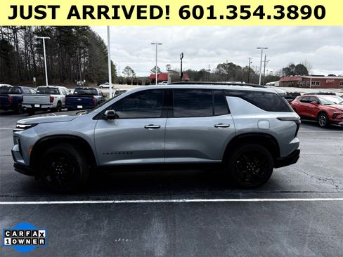 Used 2024 Chevrolet Traverse RS image 2