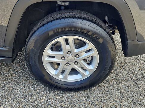 Used 2022 Jeep Grand Cherokee Laredo w/ Luxury Tech Group I AWD/4WD image 8