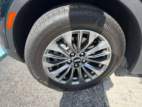 Used 2025 Cadillac XT4 Premium Luxury FWD image 4