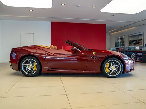 Used 2010 Ferrari California RWD image 7