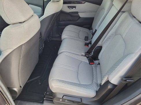 Used 2023 Honda Pilot LX image 11