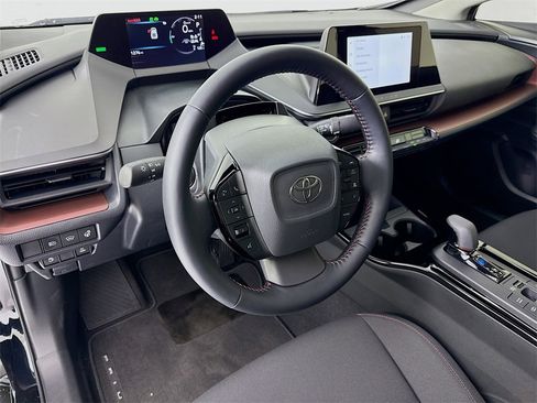 Used 2026 Toyota Prius Plug-In Hybrid image 4
