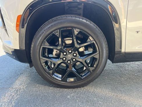 Used 2025 Chevrolet Traverse RS image 5